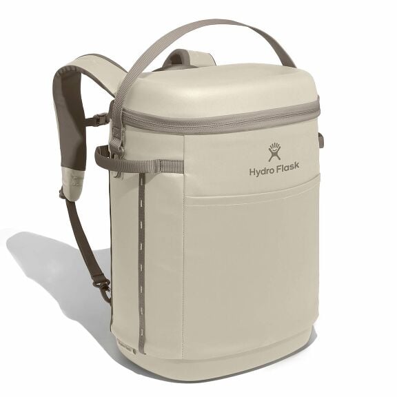 carryouttm-backpack-22-l-p7 18pco114-carryout-backpack-22l-oat-angled_1.jpg