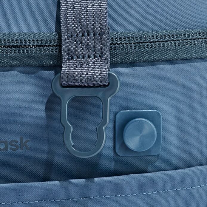 carryouttm-soft-cooler-30-l-b2 250815_hydro_cooler_details_14856_2_5.jpg