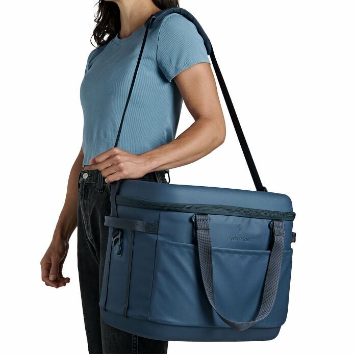 carryouttm-soft-cooler-30-l-b2 250815_hydro_s26_hb_14546_5.jpg