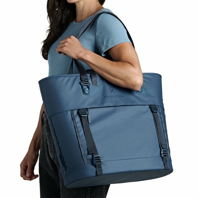 carryouttm-soft-cooler-tote-30-l-w8 250815_hydro_s26_hb_14614_2.jpg