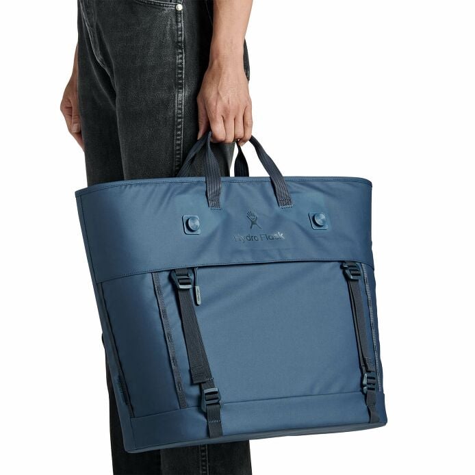 carryouttm-soft-cooler-tote-30-l-w8 250815_hydro_s26_hb_14619_2.jpg