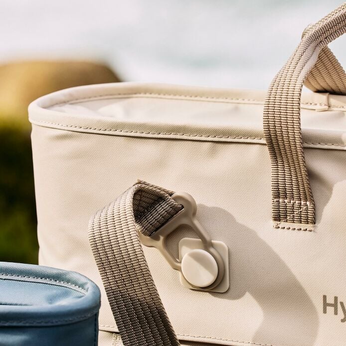 carryouttm-soft-cooler-tote-10-l-r4 hf_carryout_bouwer_d1_l1_torrey_pines_still_life_0123_4.jpg