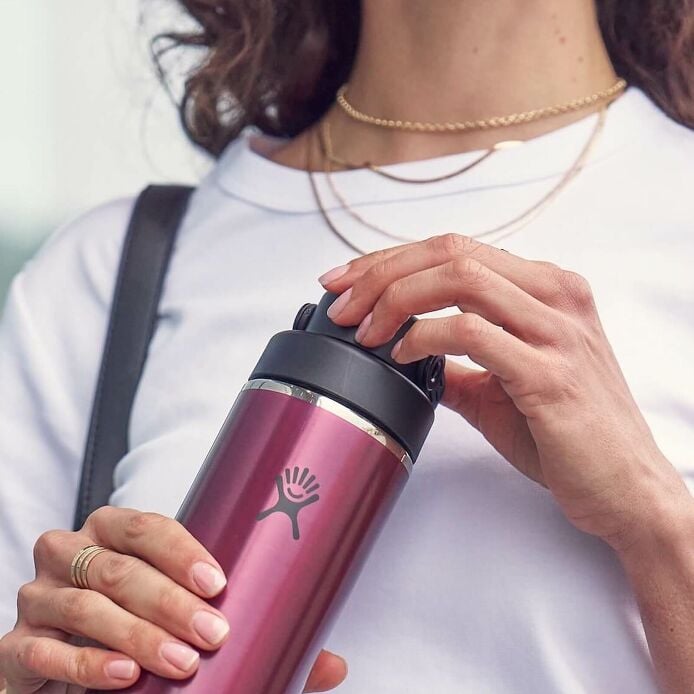32-oz-lightweight-chug-cap-bottle-w9 hf_s26_lightweight_mcinnis_5123_1_8.jpg